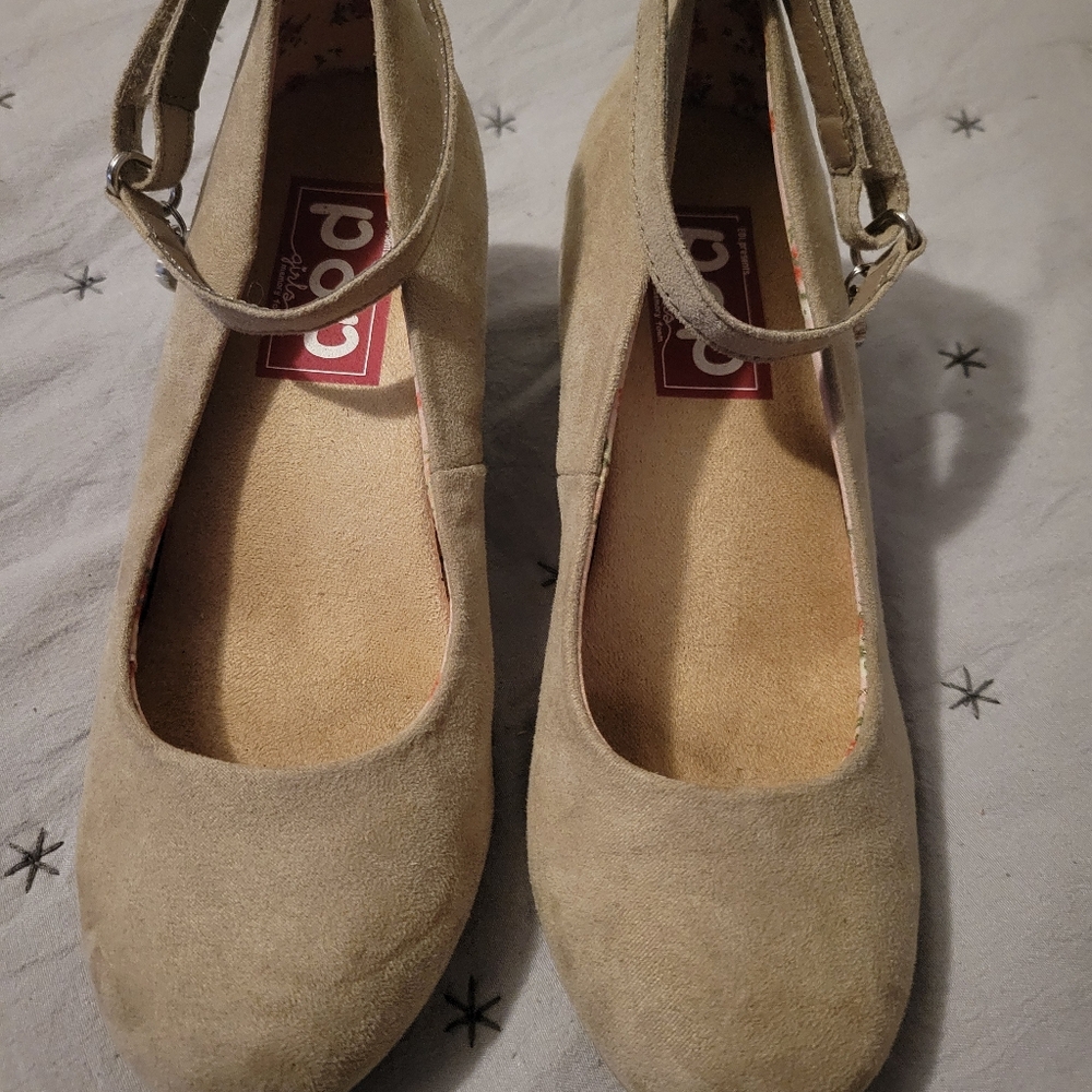 Girls shoes